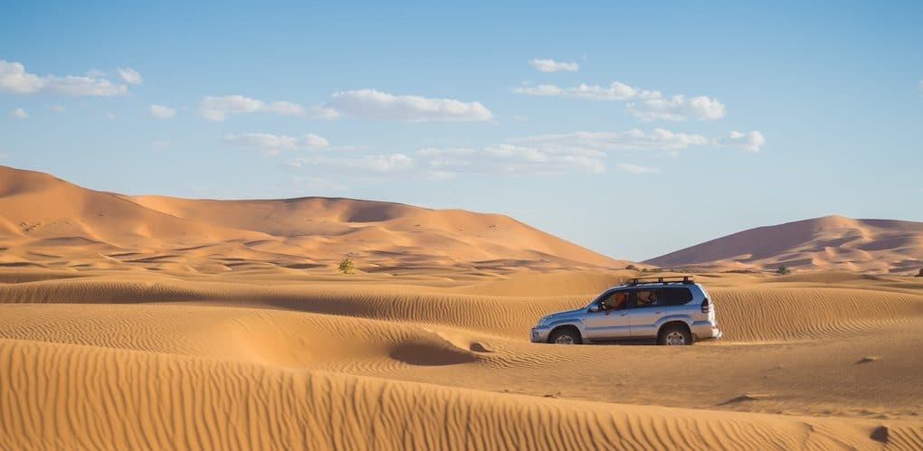SUV dans le désert - Crédit auto illustration